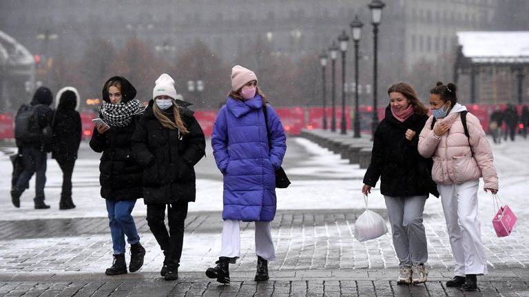 Прохожие на одной из улиц в Москве Прохожие на одной из улиц в Москве