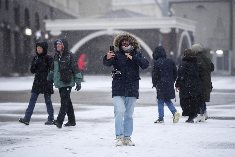 Прохожие на одной из улиц в Москве Прохожие на одной из улиц в Москве