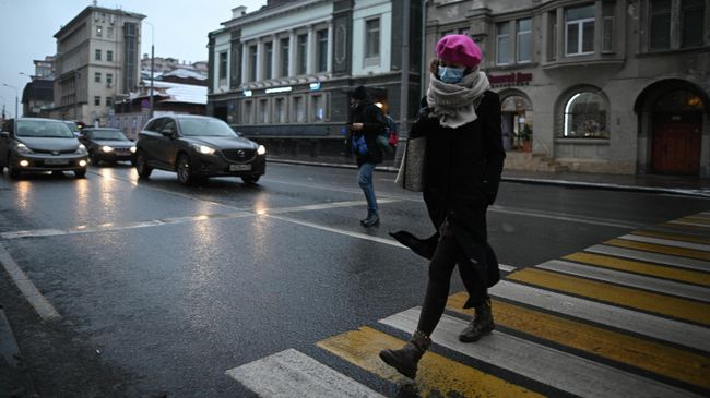 Девушка в защитной маске на улице в Москве Девушка в защитной маске на улице в Москве