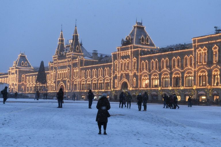 Прохожие во время снегопада на Красной площади в Москве Прохожие во время снегопада на Красной площади в Москве