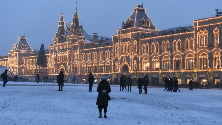 Прохожие во время снегопада на Красной площади в Москве Прохожие во время снегопада на Красной площади в Москве