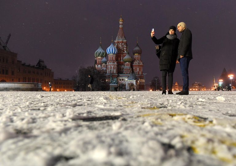 Прохожие на Красной площади в Москве Прохожие на Красной площади в Москве