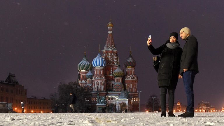 Прохожие на Красной площади в Москве Прохожие на Красной площади в Москве