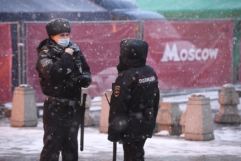 Сотрудники туристической полиции на одной из улиц в Москве Сотрудники туристической полиции на одной из улиц в Москве