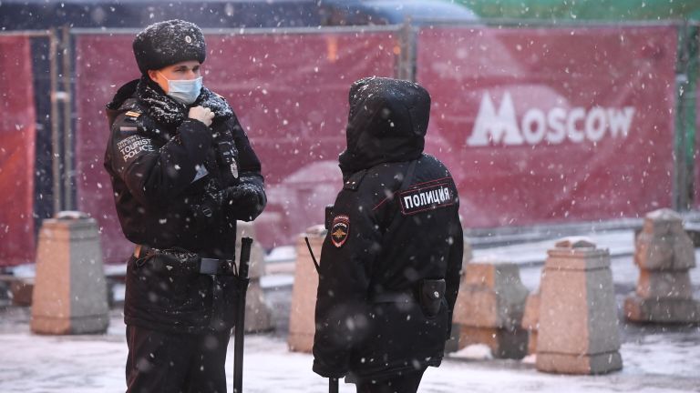 Сотрудники туристической полиции на одной из улиц в Москве Сотрудники туристической полиции на одной из улиц в Москве
