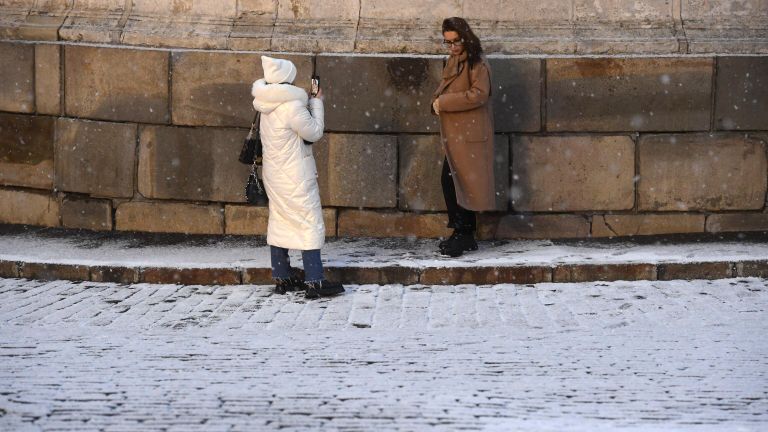 Прохожие на Красной площади в Москве Прохожие на Красной площади в Москве