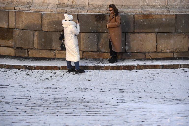 Прохожие на Красной площади в Москве Прохожие на Красной площади в Москве