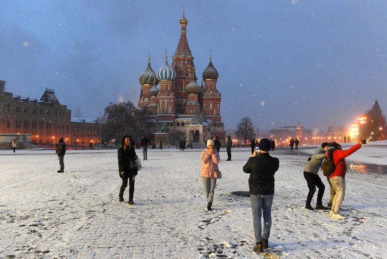 Прохожие на Красной площади в Москве Прохожие на Красной площади в Москве