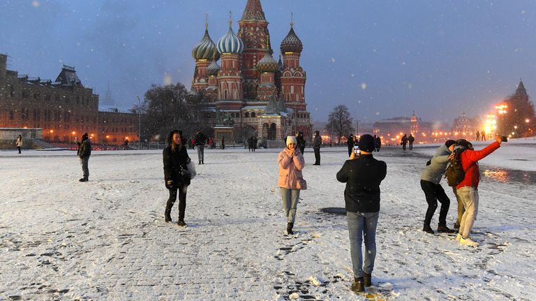 Прохожие на Красной площади в Москве Прохожие на Красной площади в Москве