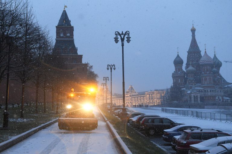 Уборочная машина на Васильевском спуске в Москве Уборочная машина на Васильевском спуске в Москве