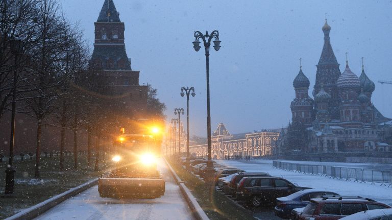 Уборочная машина на Васильевском спуске в Москве Уборочная машина на Васильевском спуске в Москве
