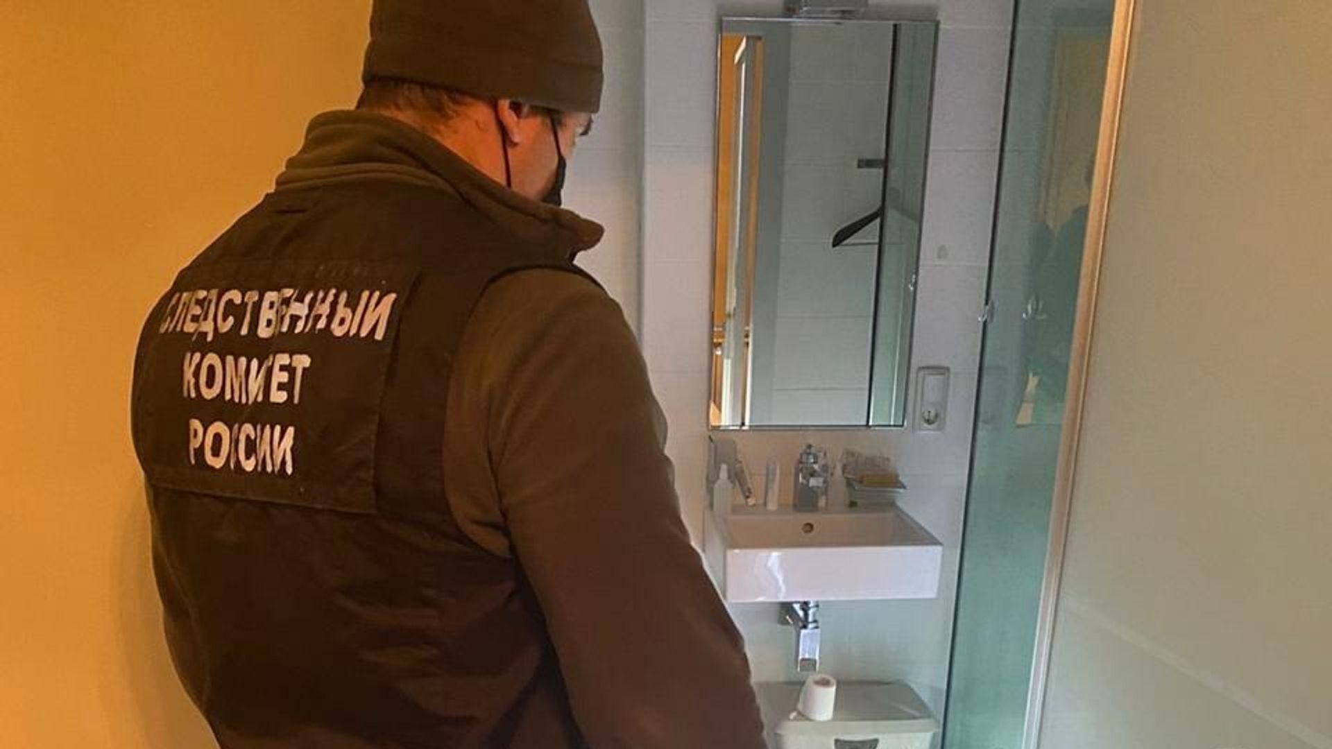 Сотрудник Следственного комитета в квартире дома по Можайскому шоссе в Москве, где было обнаружено тело девочки с колото-резанными ранениями Сотрудник Следственного комитета в квартире дома по Можайскому шоссе в Москве, где было обнаружено тело девочки с колото-резанными ранениями - РИА Новости, 1920, 21.11.2020