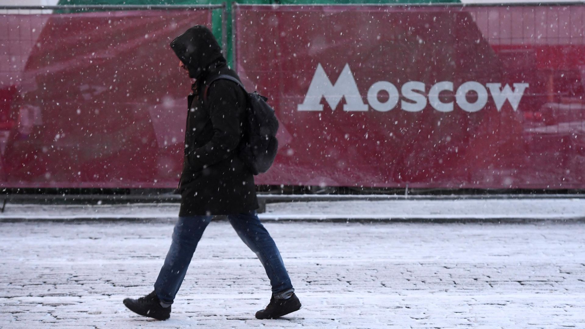 Прохожий на одной из улиц в Москве Прохожий на одной из улиц в Москве - РИА Новости, 1920, 21.12.2025