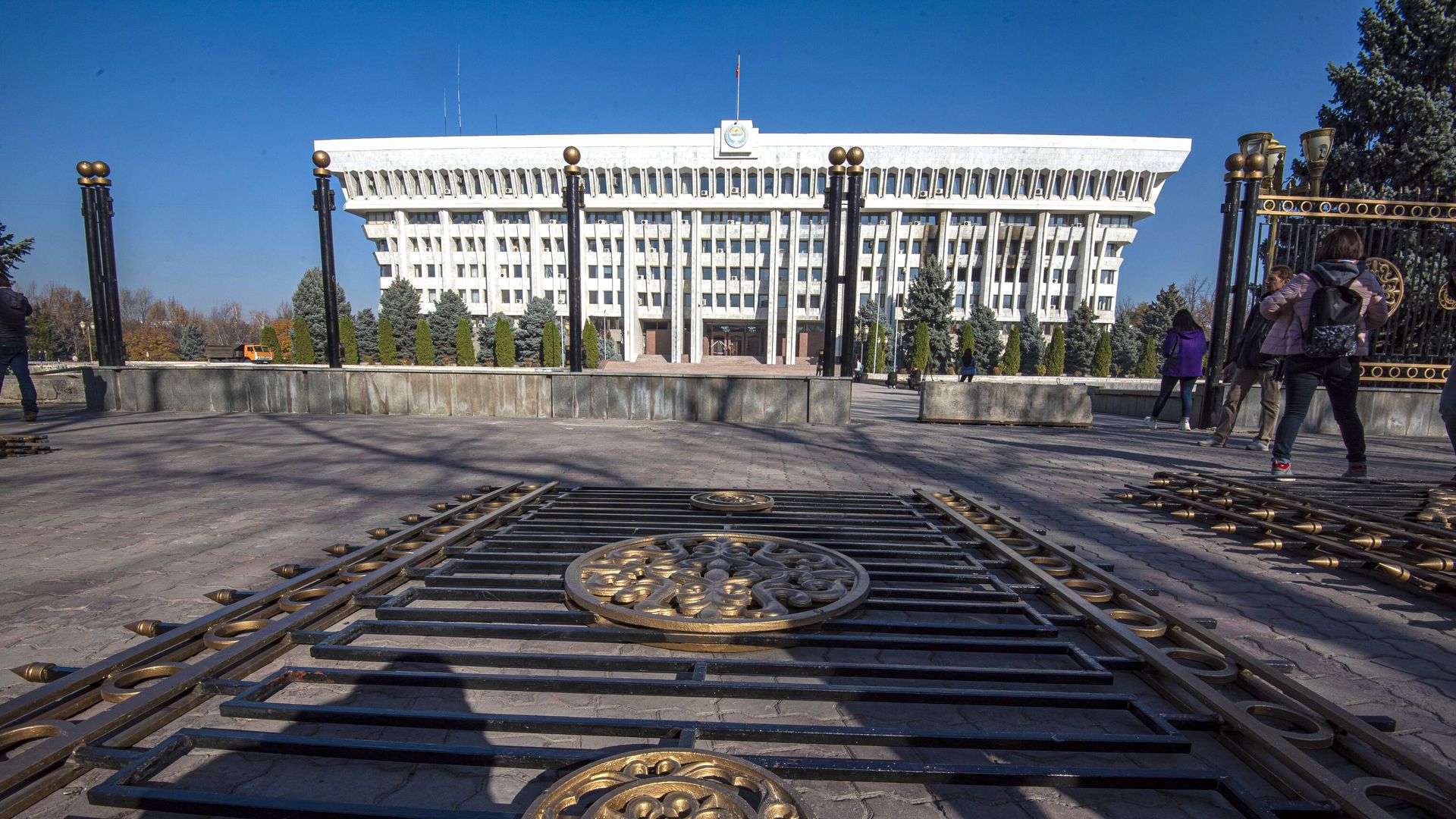 Секции ограды у здания парламента Киргизии в Бишкеке Секции ограды у здания парламента Киргизии в Бишкеке - РИА Новости, 1920, 27.11.2020