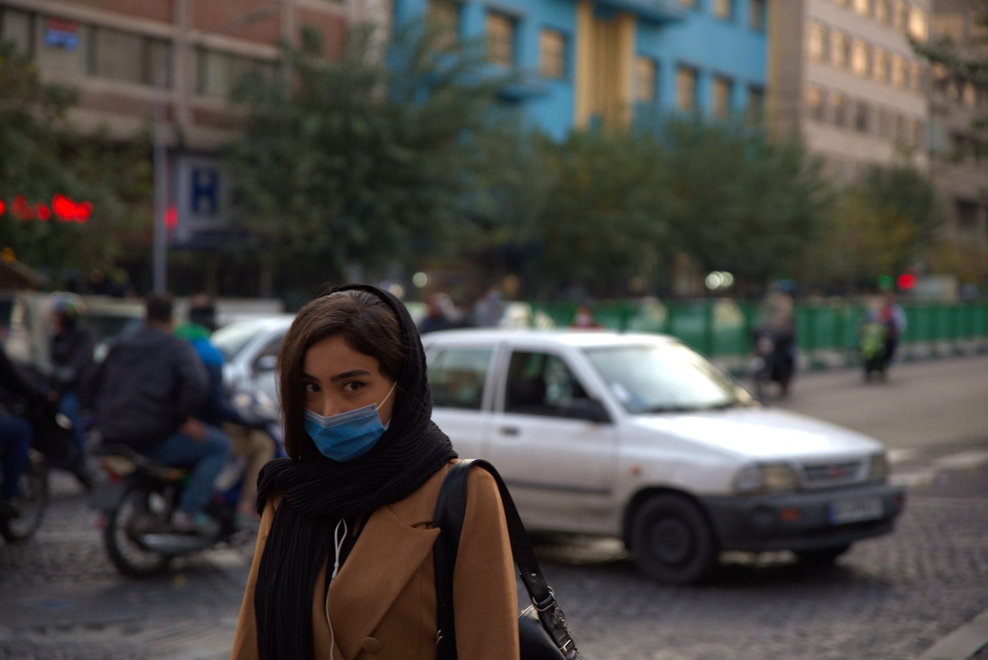 Женщина на одной из улиц в Тегеране Женщина на одной из улиц в Тегеране - РИА Новости, 1920, 25.03.2023