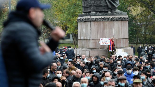 Участники акции протеста против действующего правительства на площади Свободы в Ереване