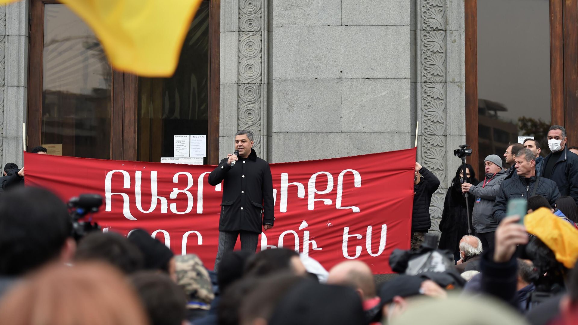 Экс-глава Службы нацбезопасности Армении Артур Ванецян на акции протеста против действующего правительства на площади Свободы в Ереване Экс-глава Службы нацбезопасности Армении Артур Ванецян на акции протеста против действующего правительства на площади Свободы в Ереване - РИА Новости, 1920, 28.04.2022