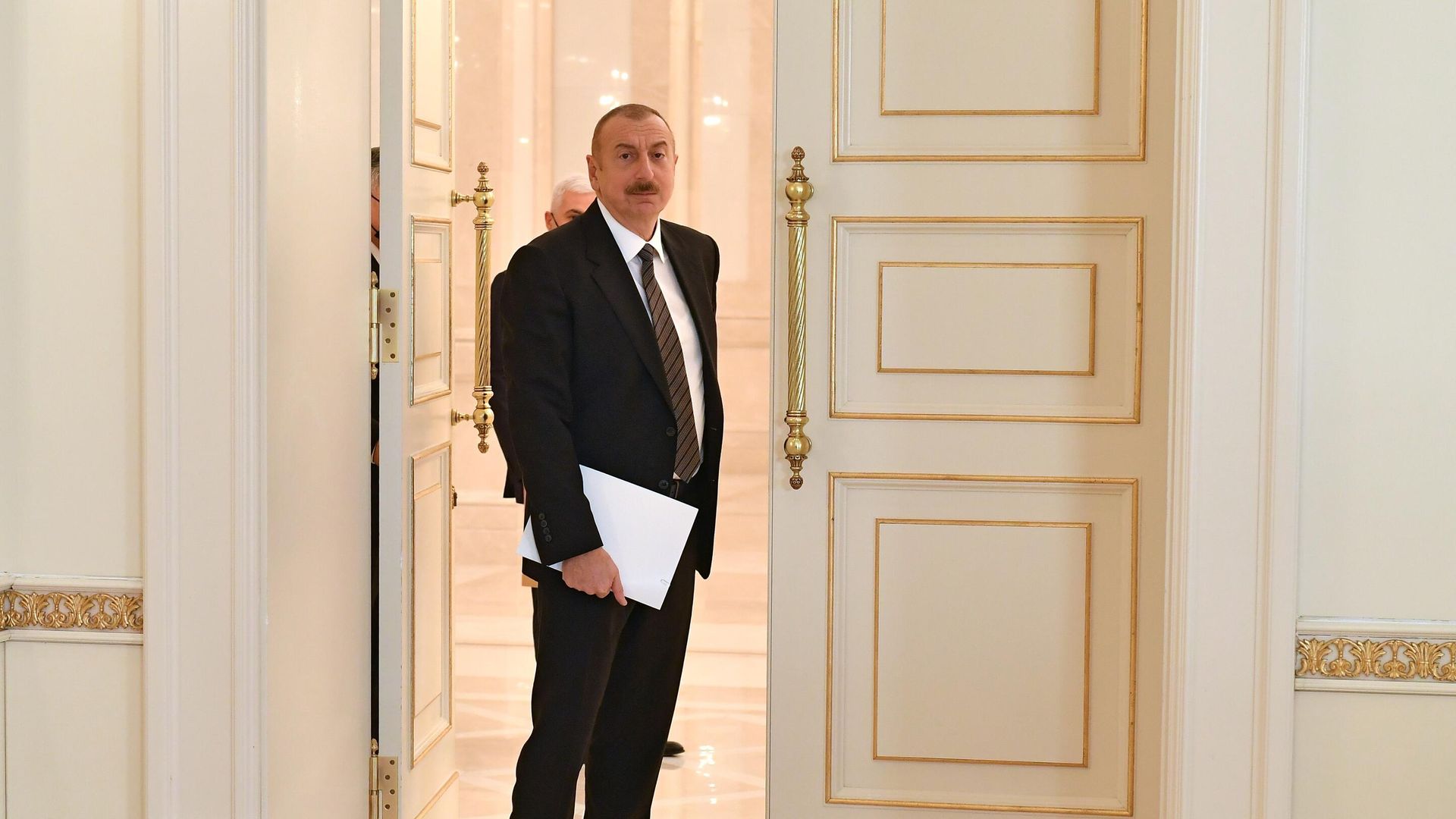 Президент Азербайджана Ильхам Алиев перед встречай с министром обороны РФ Сергеем Шойгу в Баку Президент Азербайджана Ильхам Алиев перед встречай с министром обороны РФ Сергеем Шойгу в Баку - РИА Новости, 1920, 21.11.2020