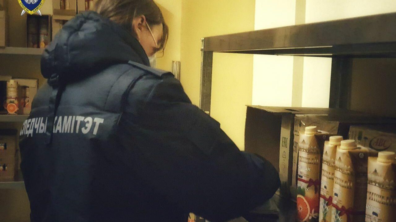 Сотрудник СК Белоруссии проводит проверку в школе Минска, где произошло массовое отравление Сотрудник СК Белоруссии проводит проверку в школе Минска, где произошло массовое отравление - РИА Новости, 1920, 21.11.2020