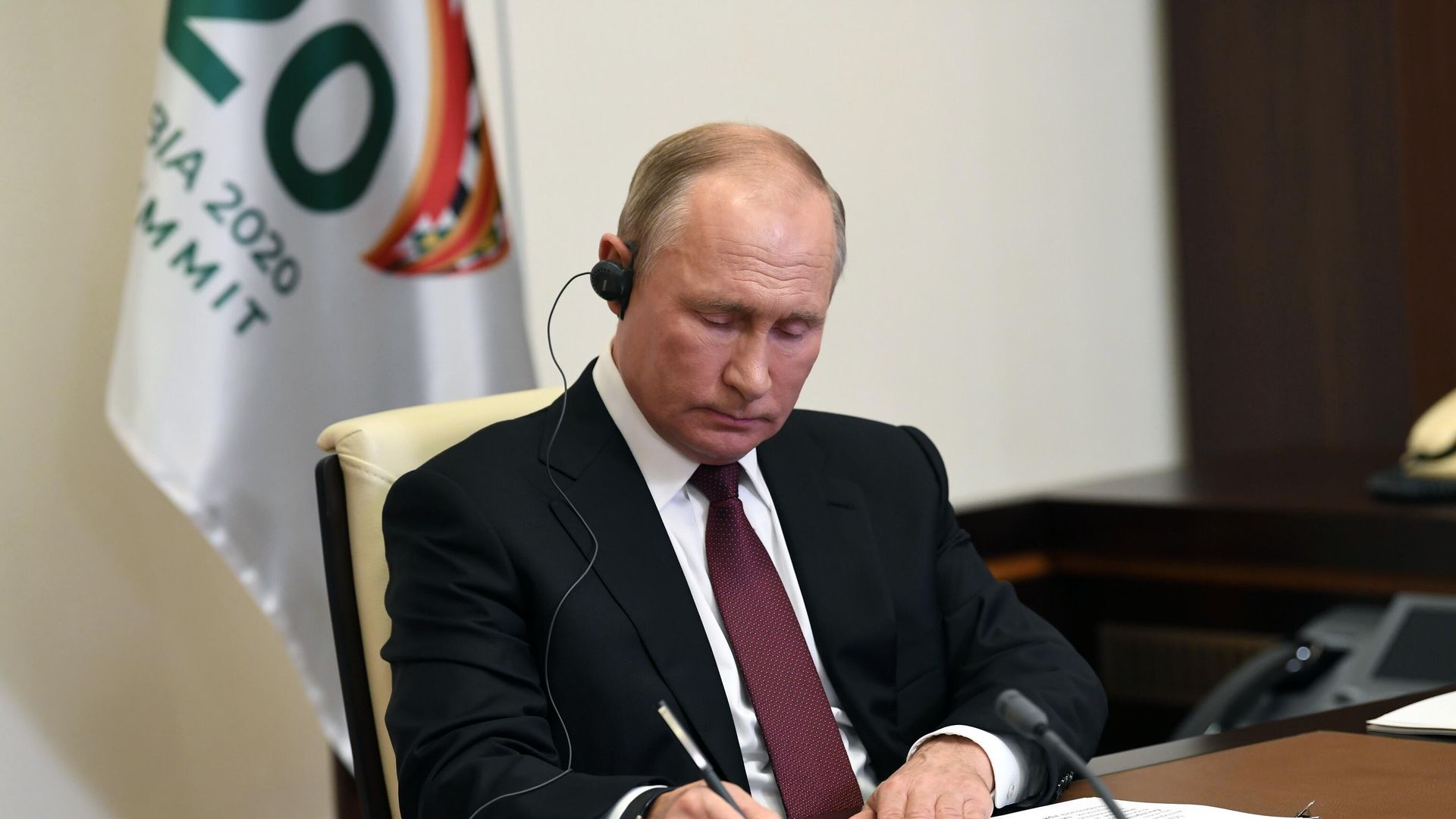 Президент РФ Владимир Путин принимает участие в работе саммита Группы двадцати в режиме видеоконференции Президент РФ Владимир Путин принимает участие в работе саммита Группы двадцати в режиме видеоконференции - РИА Новости, 1920, 24.11.2020