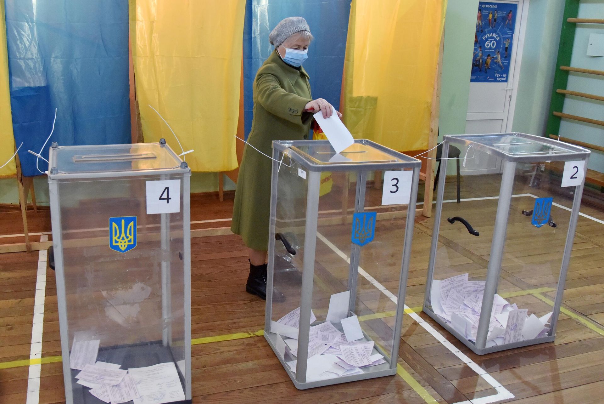 Женщина голосует на избирательном участке во Львове Женщина голосует на избирательном участке во Львове - РИА Новости, 1920, 20.05.2024