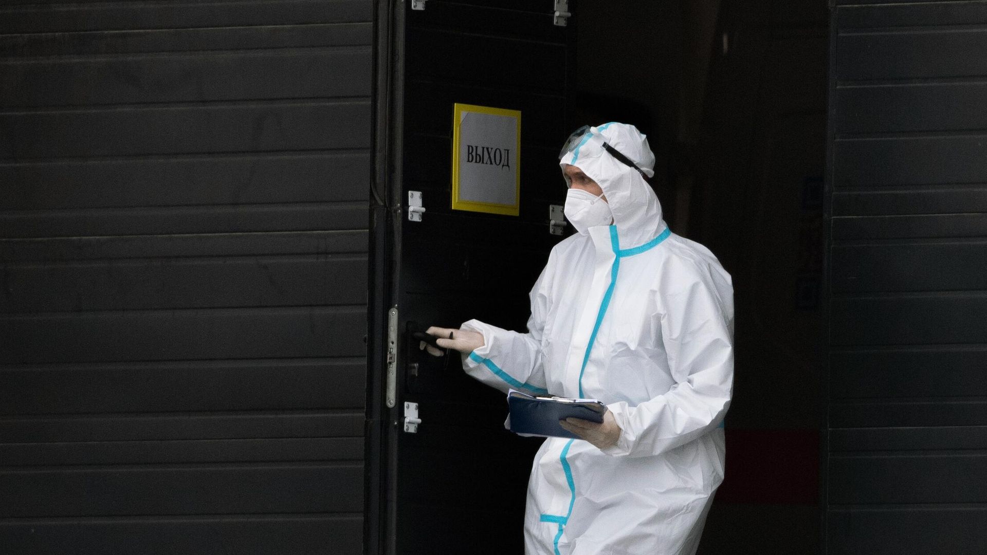 Медицинский работник в карантинном центре в Коммунарке Медицинский работник в карантинном центре в Коммунарке - РИА Новости, 1920, 13.12.2021