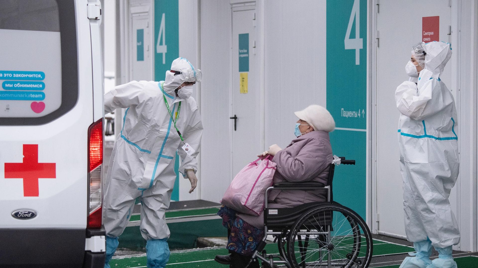 Бригада скорой медицинской помощи доставила пациента в карантинный центр в Коммунарке Бригада скорой медицинской помощи доставила пациента в карантинный центр в Коммунарке - РИА Новости, 1920, 26.11.2020