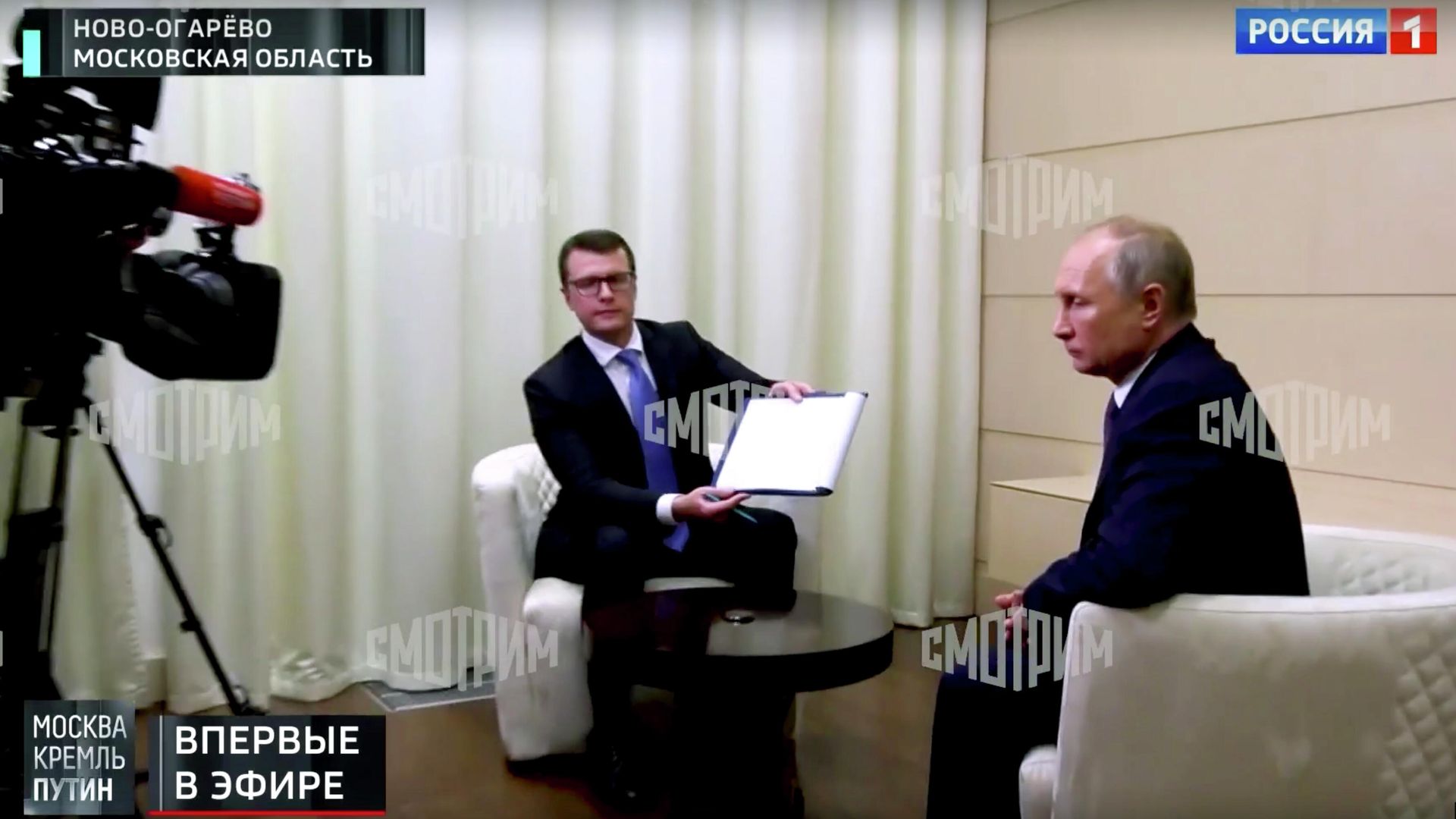 Президент России Владимир Путин и съемочная группа телеканала Россия 1 в комнате отдыха резиденции в Ново-Огареве Президент России Владимир Путин и съемочная группа телеканала Россия 1 в комнате отдыха резиденции в Ново-Огареве - РИА Новости, 1920, 22.11.2020