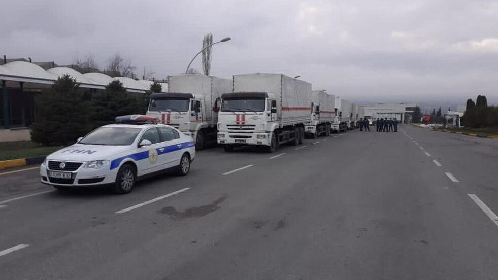 Сотрудники МЧС Азербайджана сопровождают гуманитарную колонну, направленную МЧС России в Шушу и Ханкенди Сотрудники МЧС Азербайджана сопровождают гуманитарную колонну, направленную МЧС России в Шушу и Ханкенди - РИА Новости, 1920, 23.11.2020