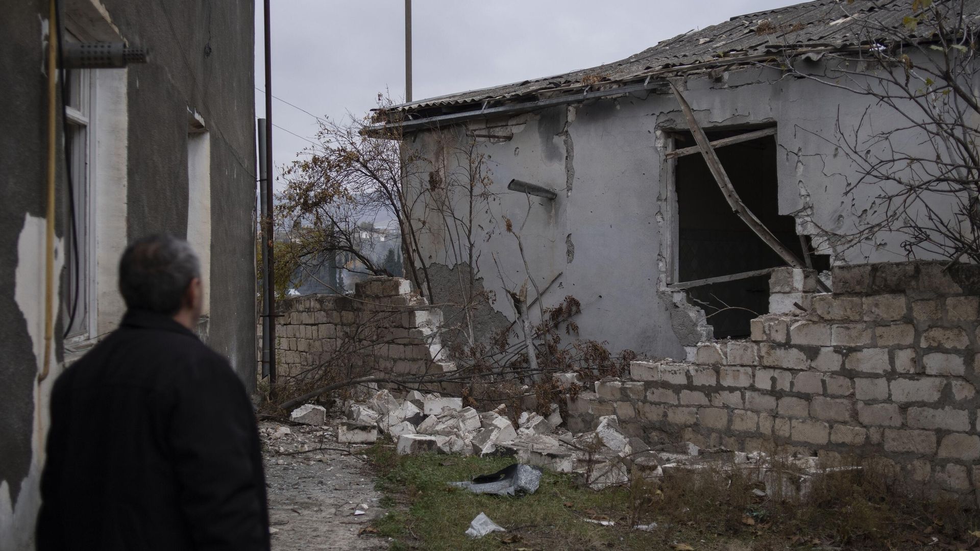 Мужчина возле частично разрушенного дома в Мартакерте Мужчина возле частично разрушенного дома в Мартакерте - РИА Новости, 1920, 23.11.2020