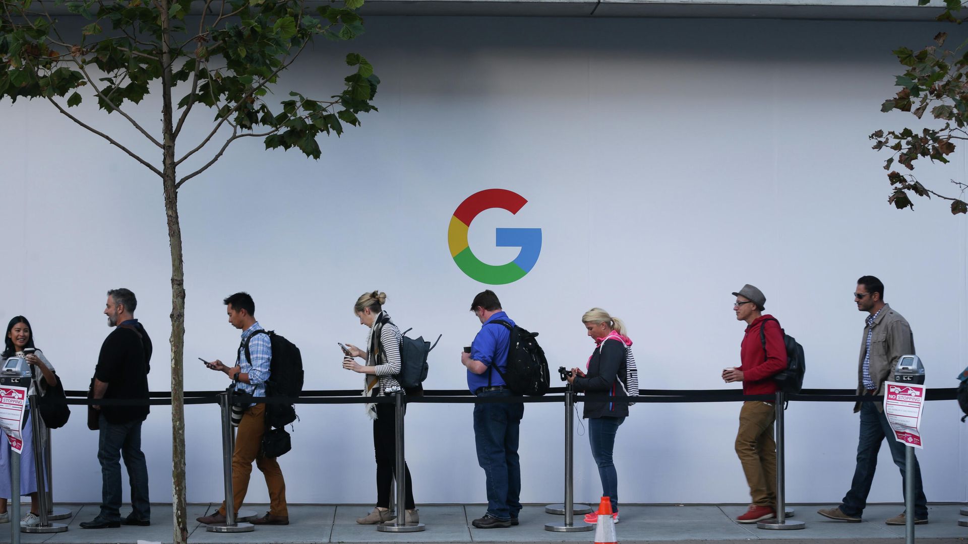 Люди в очереди перед началом презентации продукции компании Google в Сан-Франциско, США - РИА Новости, 1920, 25.11.2020