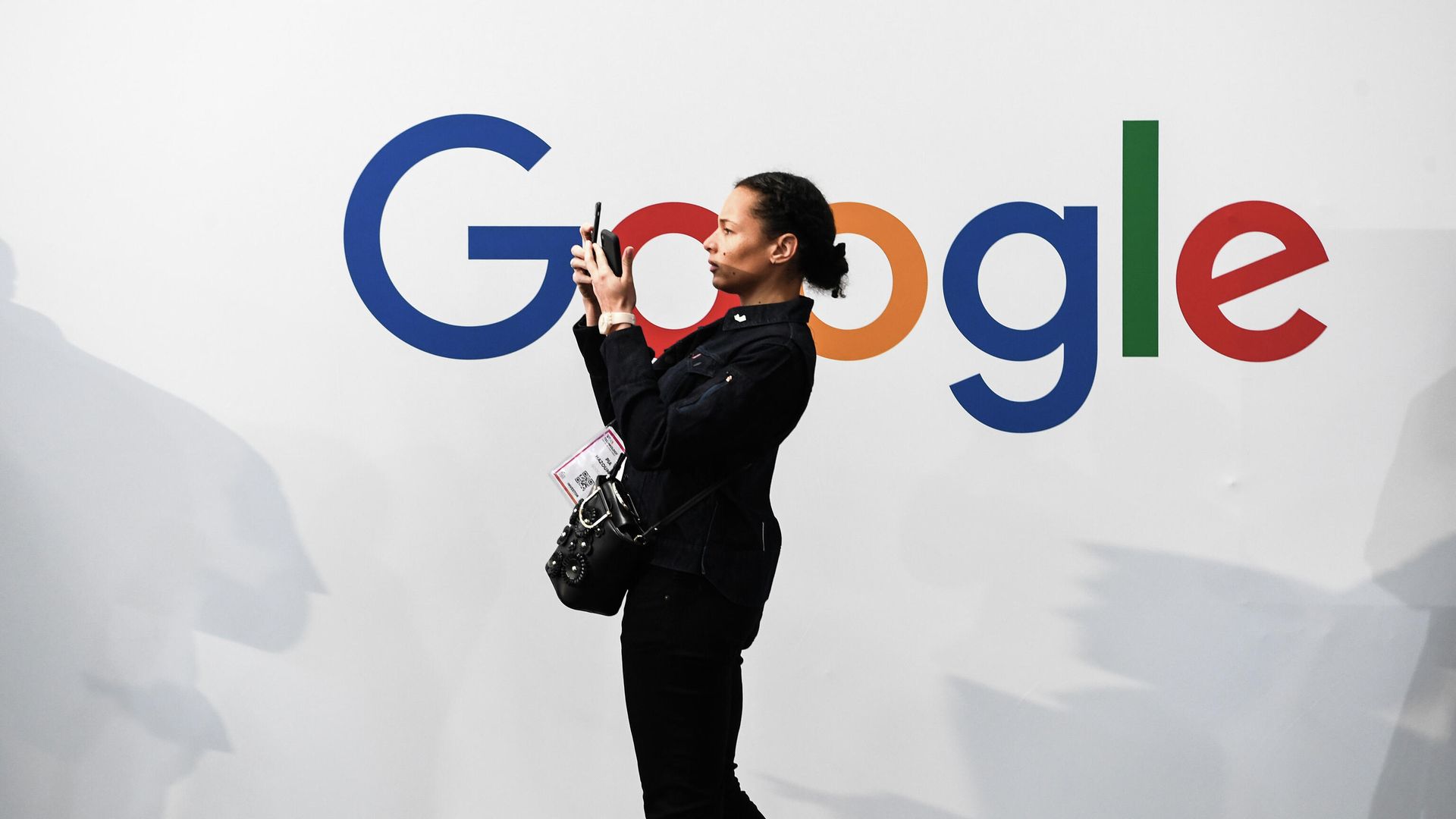 Девушка на фоне логотипа компании Google Девушка на фоне логотипа компании Google - РИА Новости, 1920, 23.11.2020