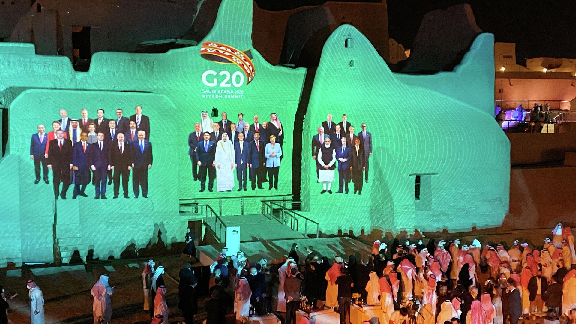 Проекция общего фото лидеров стран G20 на дворце Салва в Ат-Турайфе в Саудовской Аравии - РИА Новости, 1920, 23.11.2020