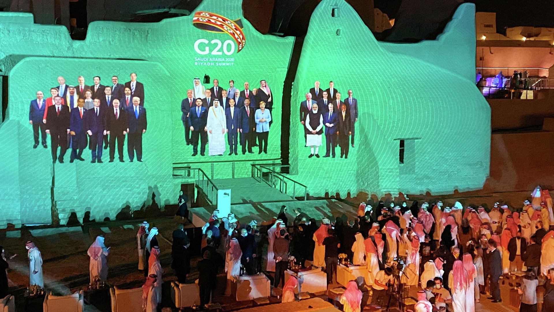 Проекция общего фото лидеров стран G20 на дворце Салва в Ат-Турайфе в Саудовской Аравии - РИА Новости, 1920, 24.11.2020