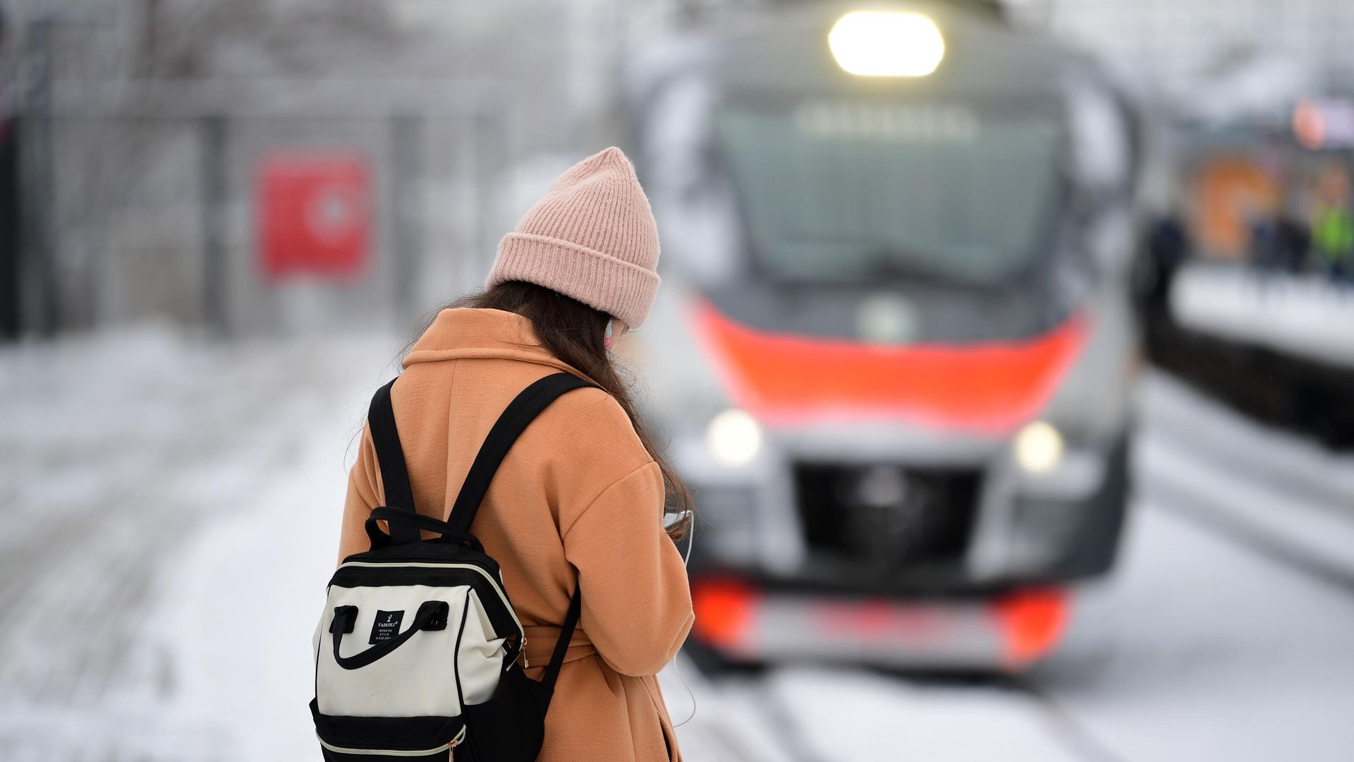 Девушка на платформе МЦД-1 Белорусско-Савеловский в Москве Девушка на платформе МЦД-1 Белорусско-Савеловский в Москве - РИА Новости, 1920, 08.12.2020