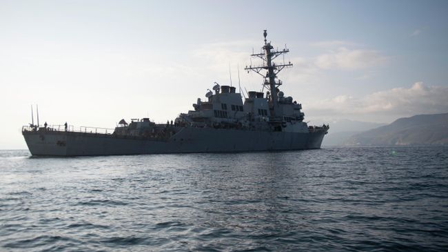 Американский ракетный эскадренный миноносец USS Donald Cook у берегов Греции