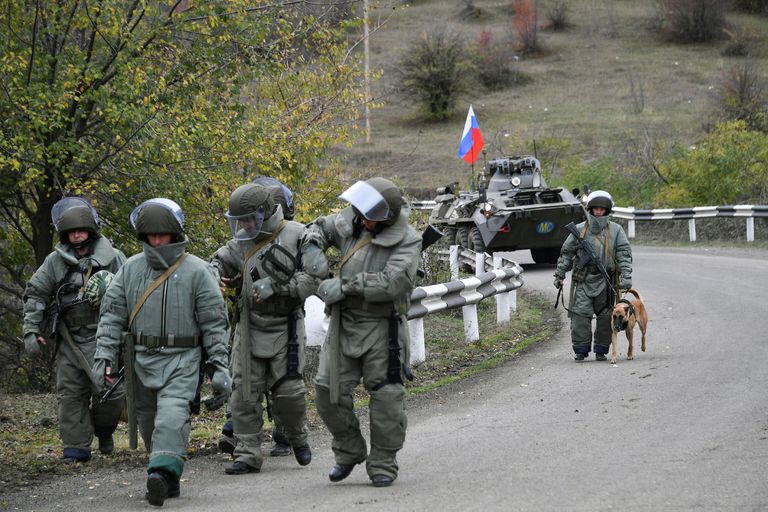 Специалисты противоминного центра Минобороны РФ во время выполнения задач в Карабахе Специалисты противоминного центра Минобороны РФ во время выполнения задач в Карабахе