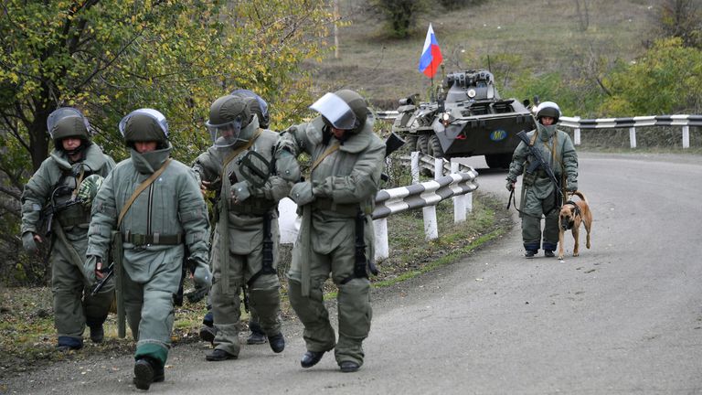 Специалисты противоминного центра Минобороны РФ во время выполнения задач в Карабахе Специалисты противоминного центра Минобороны РФ во время выполнения задач в Карабахе
