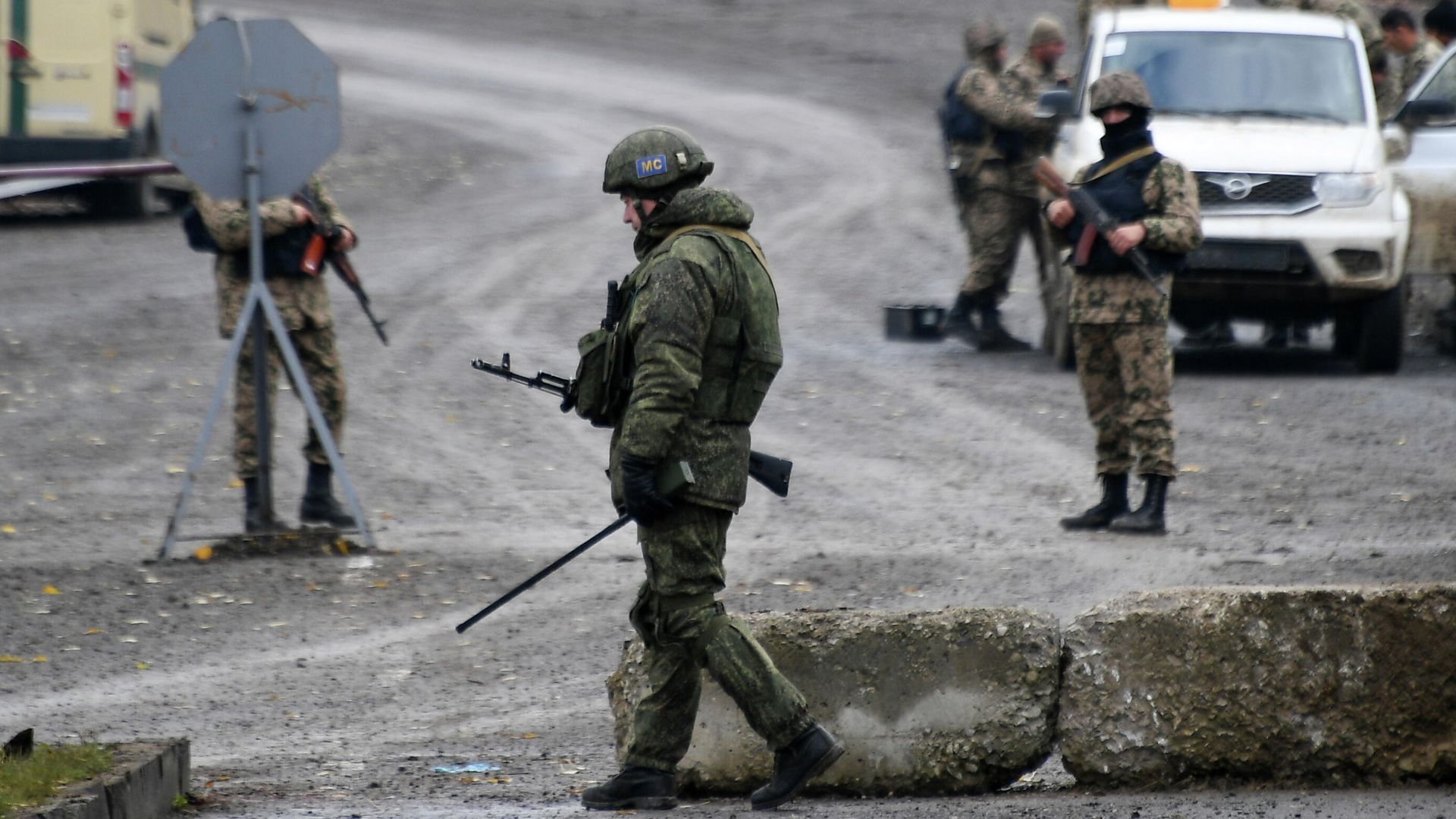 Блокпосты российских миротворцев и азербайджанских военных на въезде в город Шуша Блокпосты российских миротворцев и азербайджанских военных на въезде в город Шуша - РИА Новости, 1920, 24.11.2020