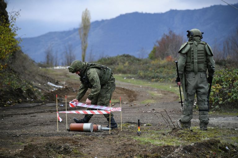 Специалисты противоминного центра Минобороны РФ во время выполнения задач по инженерной разведке, разминированию местности, дорог и объектов в Карабахе Специалисты противоминного центра Минобороны РФ во время выполнения задач по инженерной разведке, разминированию местности, дорог и объектов в Карабахе