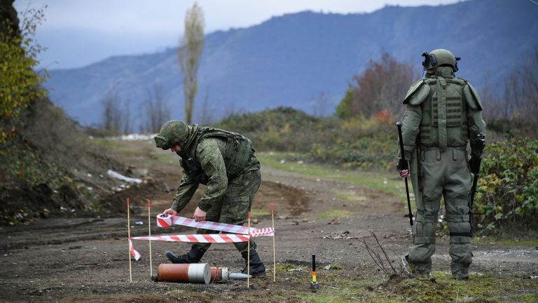 Специалисты противоминного центра Минобороны РФ во время выполнения задач по инженерной разведке, разминированию местности, дорог и объектов в Карабахе Специалисты противоминного центра Минобороны РФ во время выполнения задач по инженерной разведке, разминированию местности, дорог и объектов в Карабахе
