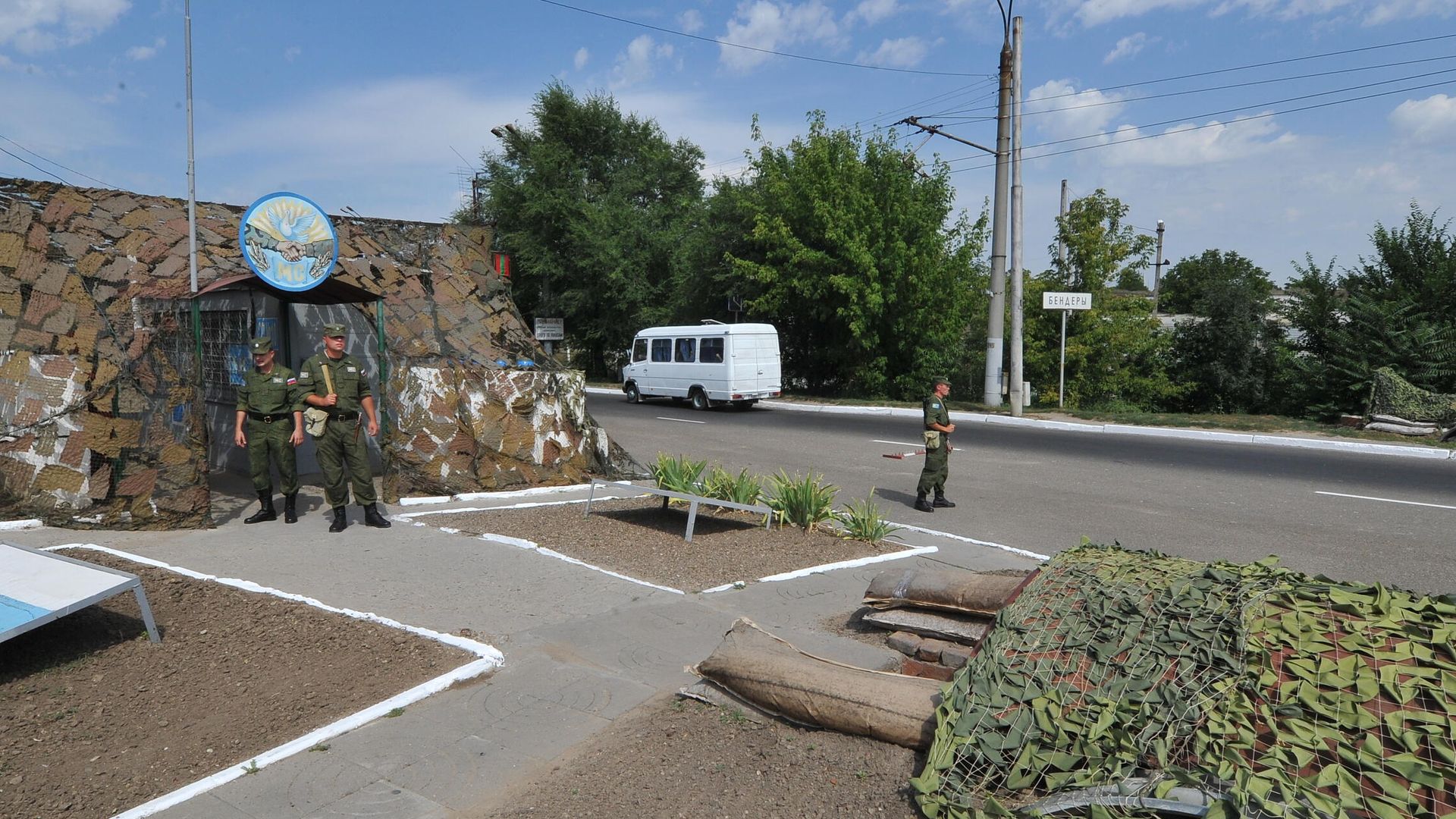 Блокпост российских миротворцев на въезде в город Бендеры Блокпост российских миротворцев на въезде в город Бендеры - РИА Новости, 1920, 29.07.2023