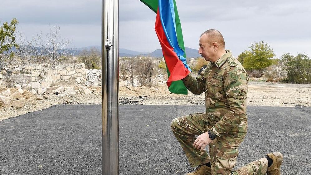Президент Азербайджана Ильхам Алиев во время поднятия государственного флага Азербайджана в городе Агдам Президент Азербайджана Ильхам Алиев во время поднятия государственного флага Азербайджана в городе Агдам - РИА Новости, 1920, 24.11.2020