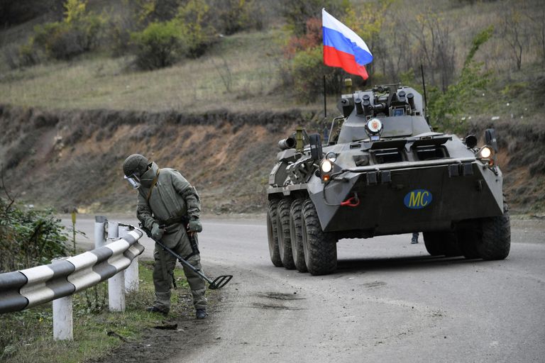 Специалист противоминного центра Минобороны РФ во время выполнения задач по инженерной разведке, разминированию местности, дорог и объектов в Карабахе Специалист противоминного центра Минобороны РФ во время выполнения задач по инженерной разведке, разминированию местности, дорог и объектов в Карабахе