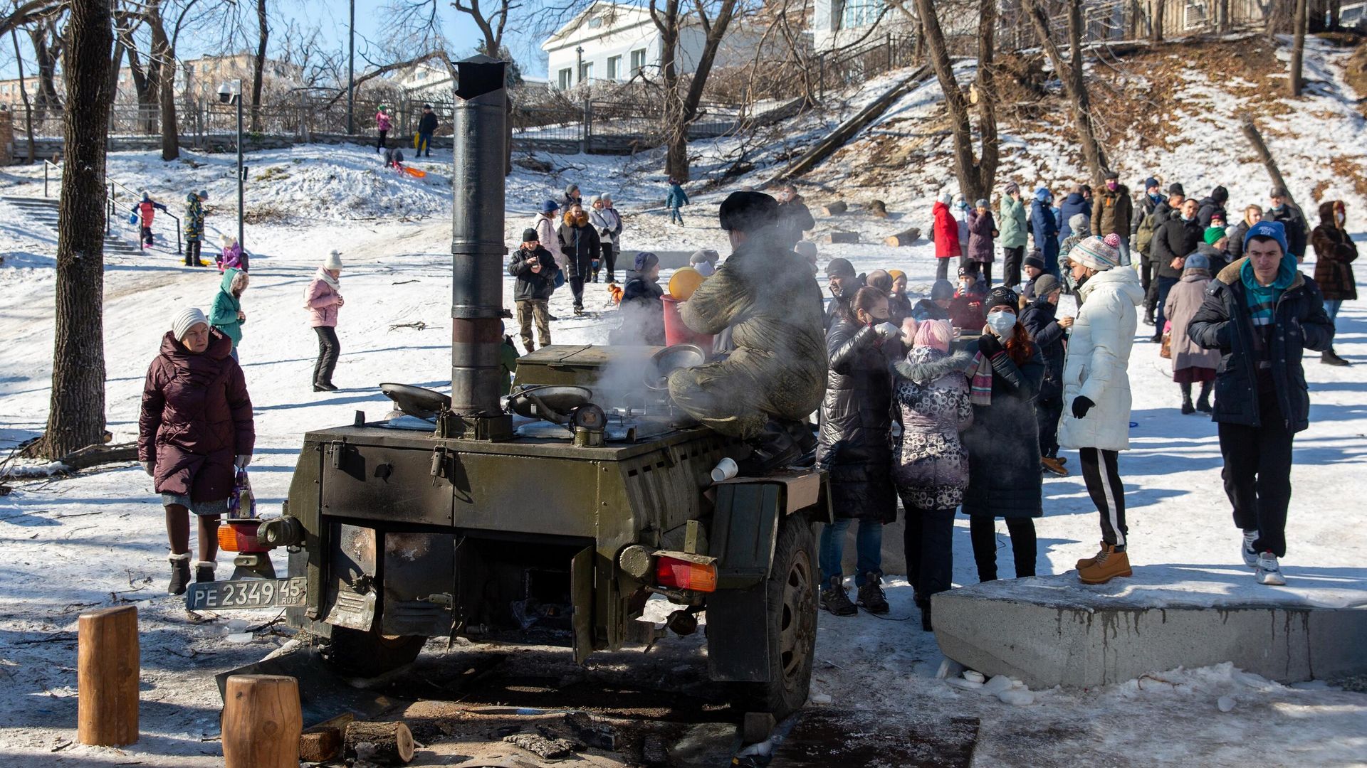 Местные жители стоят в очереди возле полевой кухни во Владивостоке Местные жители стоят в очереди возле полевой кухни во Владивостоке - РИА Новости, 1920, 26.11.2020