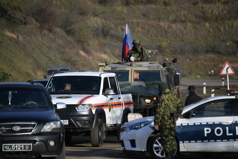 Российские миротворцы во время выполнения задач по инженерной разведке, разминированию местности, дорог и объектов в Карабахе Российские миротворцы во время выполнения задач по инженерной разведке, разминированию местности, дорог и объектов в Карабахе