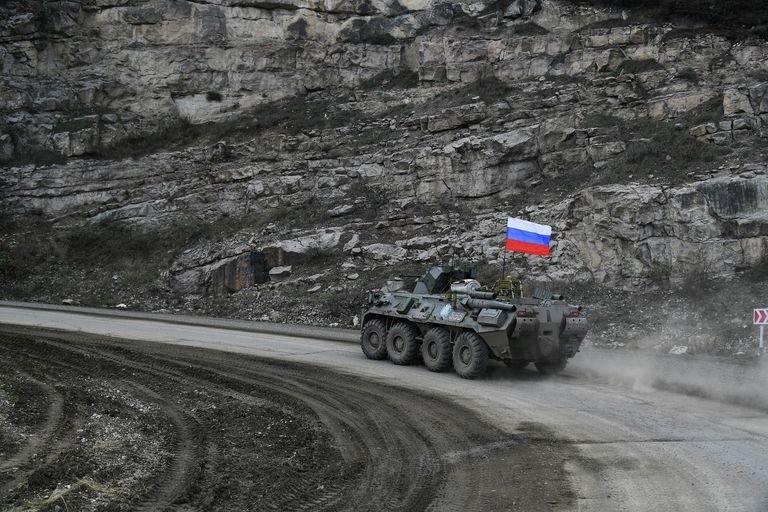 Военная техника российских миротворцев во время выполнения задач по инженерной разведке, разминированию местности, дорог и объектов в Карабахе Военная техника российских миротворцев во время выполнения задач по инженерной разведке, разминированию местности, дорог и объектов в Карабахе