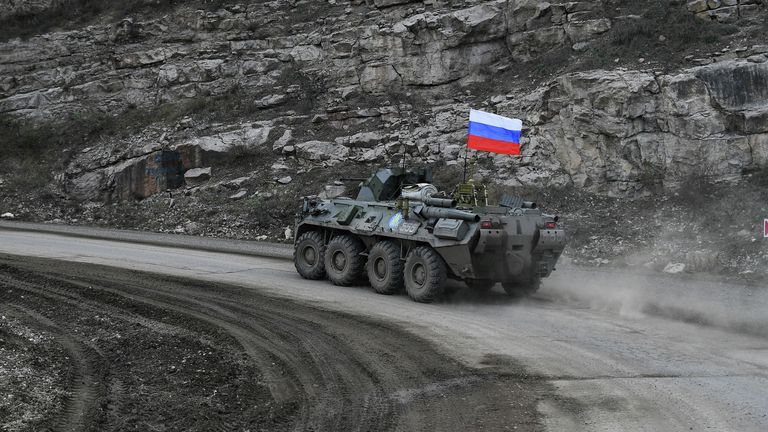 Военная техника российских миротворцев во время выполнения задач по инженерной разведке, разминированию местности, дорог и объектов в Карабахе Военная техника российских миротворцев во время выполнения задач по инженерной разведке, разминированию местности, дорог и объектов в Карабахе