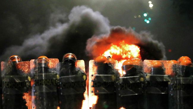 Полицейские во время акции протеста в Порту-Алегри, Бразилия. 23 ноября 2020 Полицейские во время акции протеста в Порту-Алегри, Бразилия. 23 ноября 2020