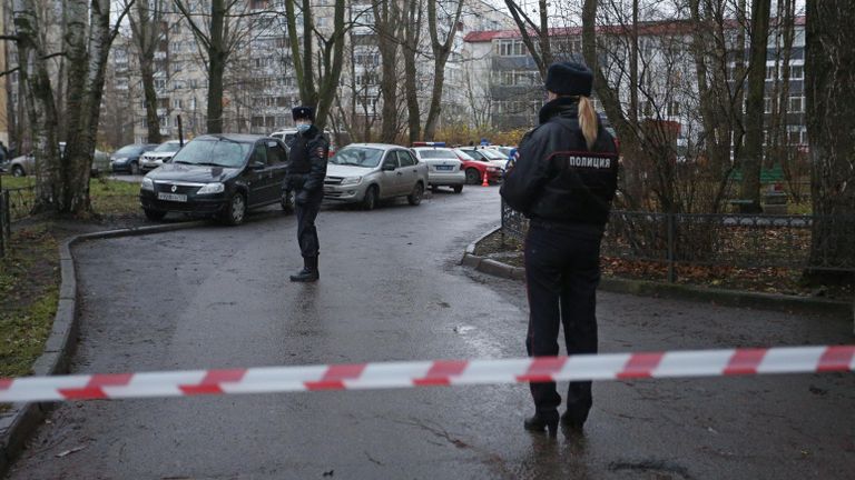 Сотрудники полиции у жилого дома Сотрудники полиции у жилого дома